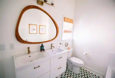 une salle de bain avec des toilettes